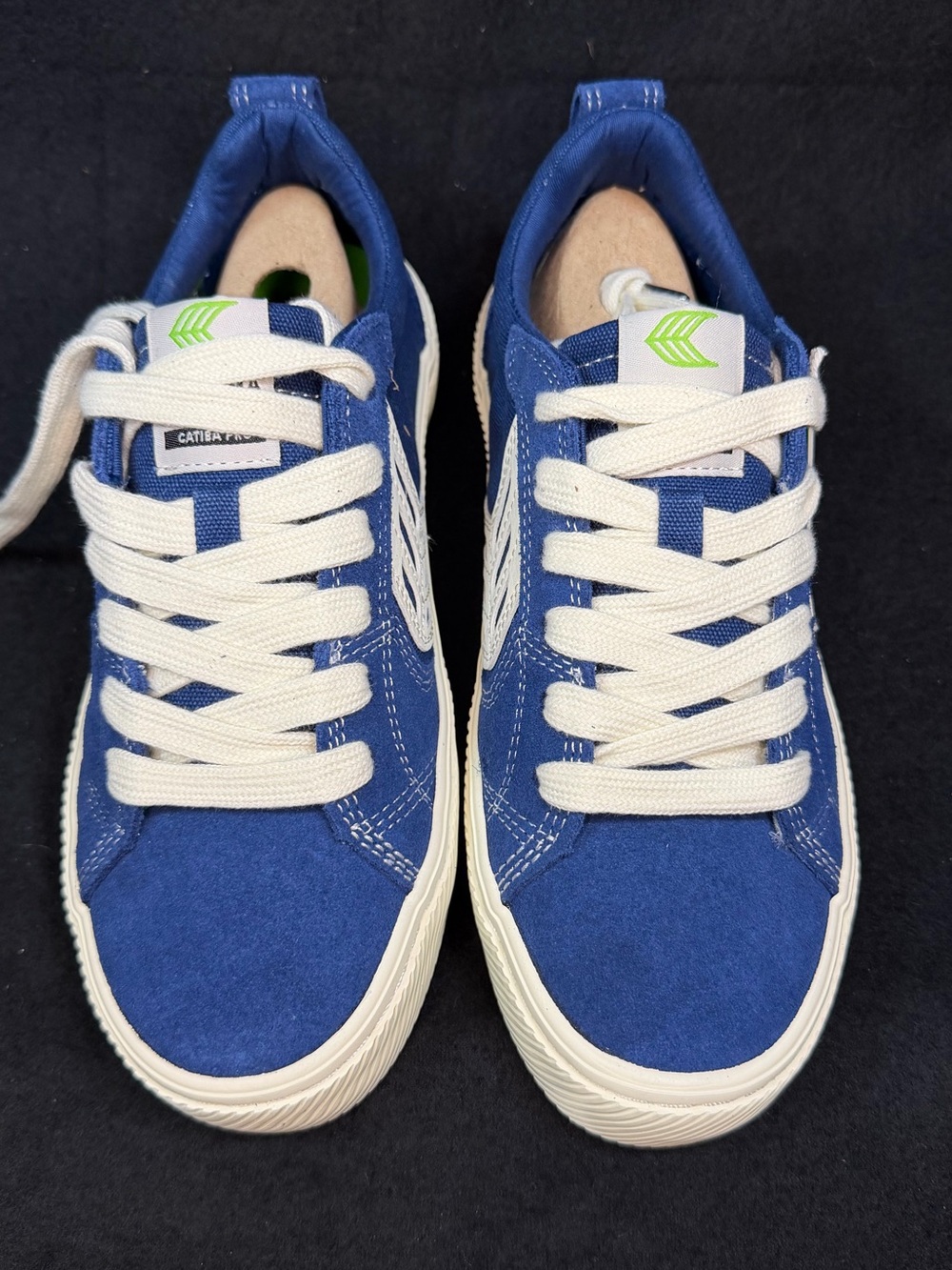 Cariuma woman’s 5.5 Blue suede / canvas Low-Top Sneakers with White Laces